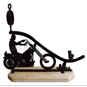 Jamonero de forja y madera con silueta de motorista Custom sobre una moto, fabricado artesanalmente.