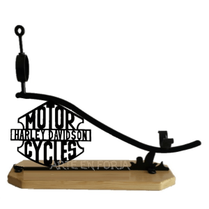 Jamonero de forja y madera Mod. HARLEY DAVIDSON de ARTE EN FORJA, con base de pino macizo y figura metálica inspirada en el logotipo de la marca de motos.
