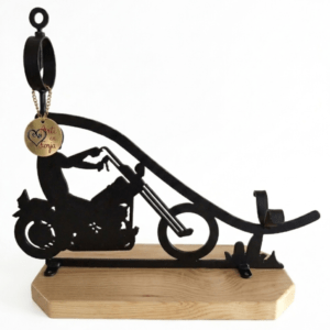 Jamonero de forja y madera con silueta de motorista Custom sobre una moto, fabricado artesanalmente.