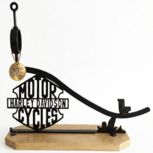 Jamonero de forja y madera Mod. HARLEY DAVIDSON de ARTE EN FORJA, con base de pino macizo y figura metálica inspirada en el logotipo de la marca de motos.