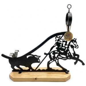 Jamonero modelo LANCERO de ARTE EN FORJA con figura taurina y ecuestre en hierro sobre base de madera maciza de pino.