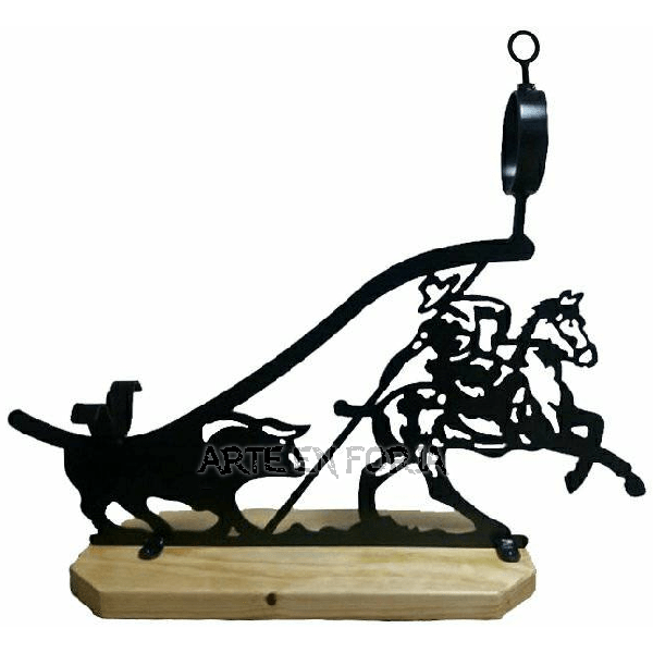 Jamonero modelo LANCERO de ARTE EN FORJA con figura taurina y ecuestre en hierro sobre base de madera maciza de pino.