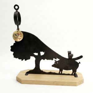 Jamonero de forja dehesa con chasis de hierro negro, motivo ibérico recortado y base de madera maciza de pino.
