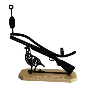 Jamonero modelo PERDIZ de ARTE EN FORJA con figura de perdiz y escopeta en hierro sobre base de madera maciza de pino.