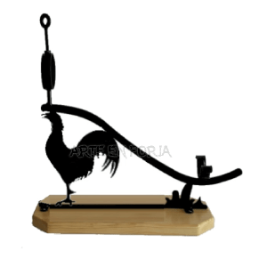 Jamonero de forja y madera gallo de hierro negro sobre base de pino macizo para cortar jamón.