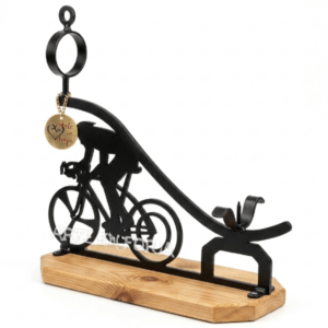 JAMONERO DE FORJA Y MADERA dec. CICLISTA combina pasión por el deporte y la artesanía. Fabricado en hierro, destaca la silueta de un ciclista en pleno movimiento