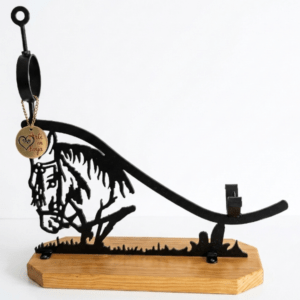 Jamonero de Forja con Cabeza de Caballo – Elegancia Artesanal para Amantes de la Equitación y la Gastronomía