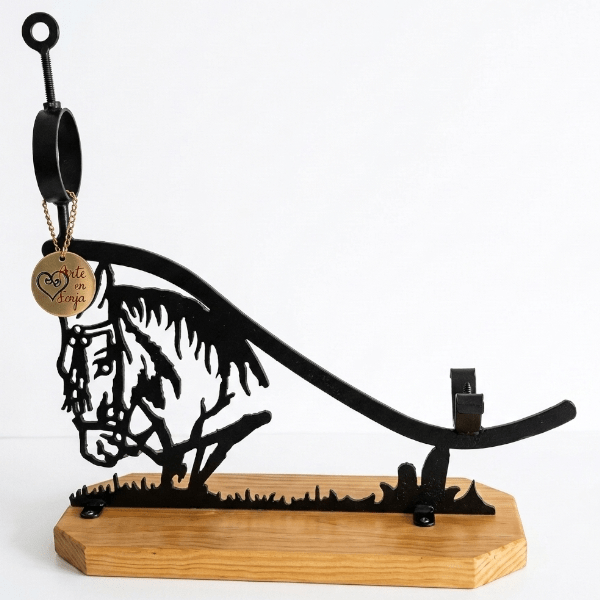 Jamonero de Forja con Cabeza de Caballo – Elegancia Artesanal para Amantes de la Equitación y la Gastronomía