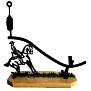 “Jamonero de forja y madera con figura de caballista, artesanía ecuestre fabricado por ARTE EN FORJA”