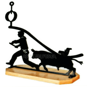 Jamonero de forja y madera Mod. SAN FERMÍN de ARTE EN FORJA con silueta taurina inspirada en los encierros de Pamplona sobre base de pino macizo.