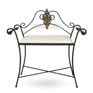 Banqueta de forja modelo MOTA con asas, respaldo y asiento desmontable acolchado en blanco fabricada por ARTE EN FORJA