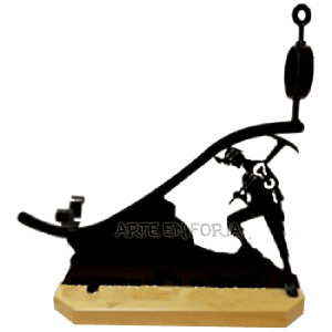 Jamonero de forja modelo Minero con base de madera de pino de 25 mm sosteniendo un jamón ibérico sobre una mesa rústica.
