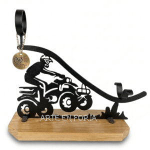 Jamonero de forja y madera con figura de piloto en quad fabricado por ARTE EN FORJA