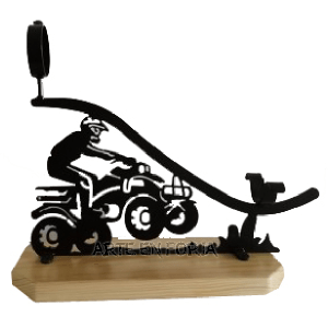 Jamonero de forja y madera con figura de piloto en quad fabricado por ARTE EN FORJA