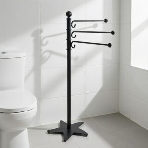 Toallero vertical forja mod Estrella en hierro negro satinado sosteniendo varias toallas enrolladas en un baño de estilo costero.
