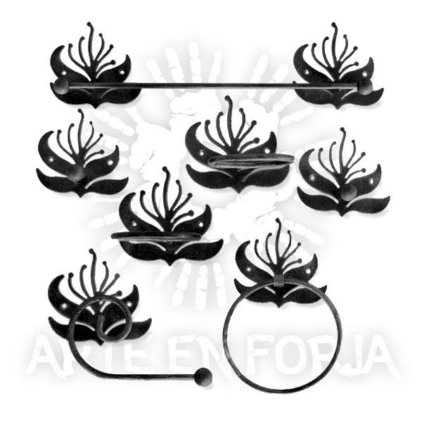 Juego de accesorios de baño en forja modelo Nenúfar fabricado artesanalmente en hierro por ARTE EN FORJA con diseño floral decorativo.