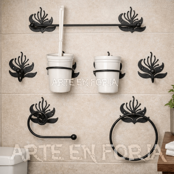 Juego de accesorios de baño en forja modelo Nenúfar fabricado artesanalmente en hierro por ARTE EN FORJA con diseño floral decorativo.