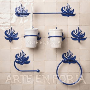 Juego de accesorios de baño en forja modelo Nenúfar fabricado artesanalmente en hierro por ARTE EN FORJA con diseño floral decorativo.