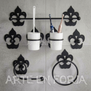 Juego de accesorios de baño en forja modelo FLOR DE LIS 2 de ARTE EN FORJA en color negro, estilo artesanal y diseño clásico