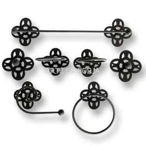 Juego accesorios baño Aros fabricado en forja negra compuesto por toalleros, perchas y portarrollos con pletinas cuadrifolias caladas.