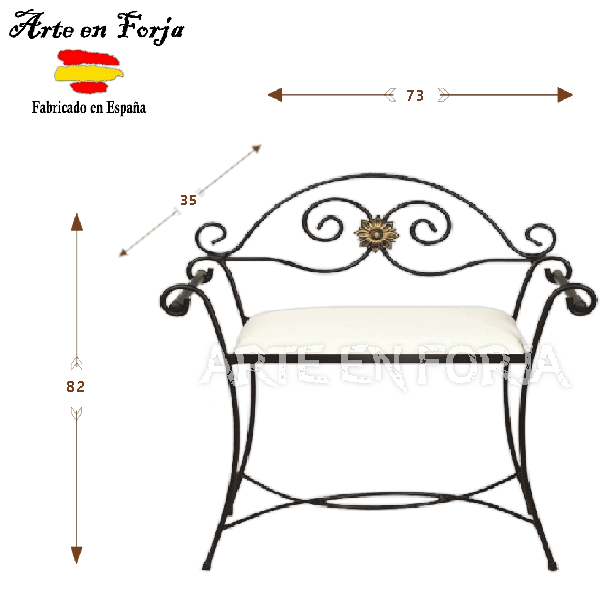 Banco descalzador de forja modelo Vélez-Blanco en hierro negro con detalle floral dorado y cojín blanco mullido en un dormitorio.