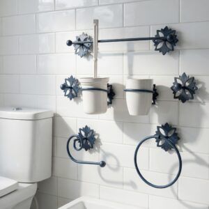 Juego accesorios de baño mod. Calado en hierro negro satinado mostrando toalleros y portarrollos instalados en la pared.