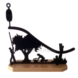 Jamonero de hierro Mod. JORNALEROS de ARTE EN FORJA, con base de madera maciza de pino y figuras que representan trabajadores recolectando bajo un olivo.