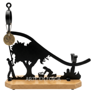 Jamonero de hierro Mod. JORNALEROS de ARTE EN FORJA, con base de madera maciza de pino y figuras que representan trabajadores recolectando bajo un olivo.