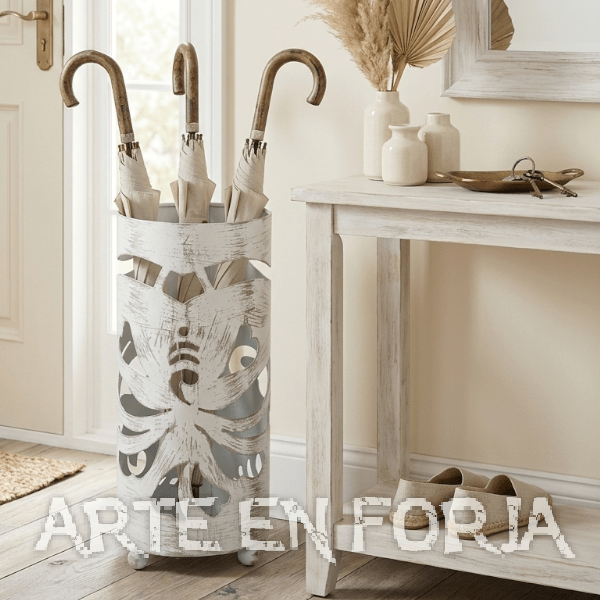 Paragüero de forja modelo Tribal artesanal con diseño étnico en hierro negro.
