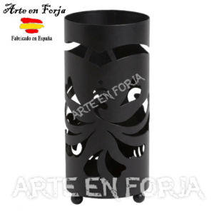 Paragüero de forja modelo Tribal artesanal con diseño étnico en hierro negro.