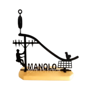 Jamonero de forja mod. Instalador con figura de antenista y nombre personalizable. Fabricación artesanal en hierro y madera de pino por Arte en Forja.