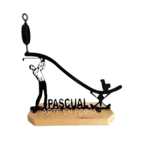 Jamonero de hierro con figura de golfista y nombre personalizable, base de madera maciza, modelo Golf de Arte en Forja.