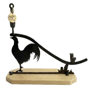 Jamonero de forja y madera gallo de hierro negro sobre base de pino macizo para cortar jamón.